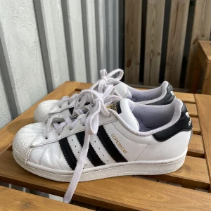 Adidas Superstar - Säljer ett par adidasskor i strl 36 i fint skick! Nypris 1300kr