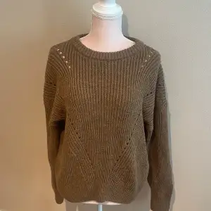 Fin brun stickad tröja som inte är använd! Lite detaljer och mönster. Frakt kostar 89kr!!