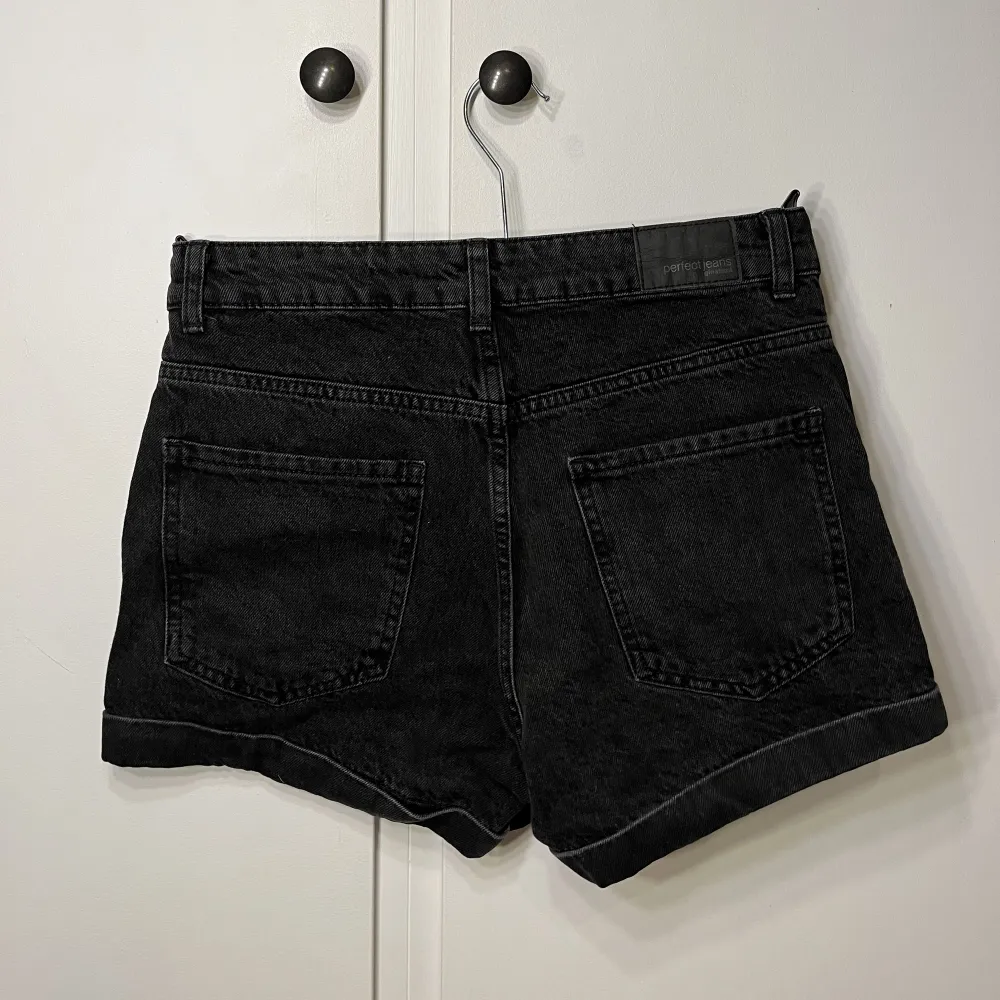 Svarta shorts från Gina Tricot🖤✨. Shorts.