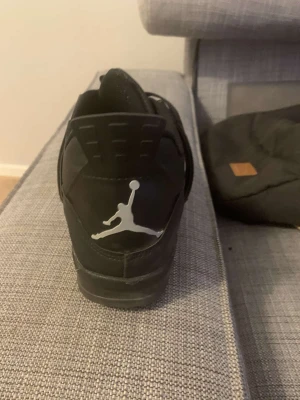 Jordan 4 black cats har tvätta dem äkta  - Ingen fake är det dem är äkta och vill sälja dem har i storlek 42