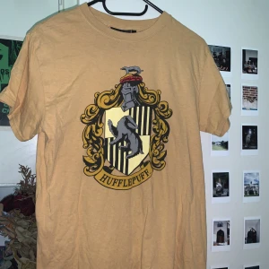 t-shirt  - Hufflepuff t-shirt köpt i Harry Potter shoppen på King’s cross Station i England⚡️🦡