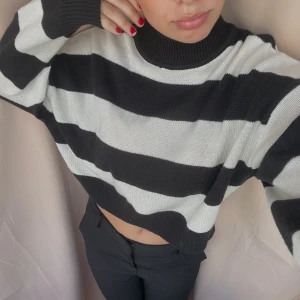 Randig stickad tröja 🖤🤍 - En kort randig stickad tröja! Storlek M från H&M. Kommer tyvärr inte till användning längre men otrolig fin!