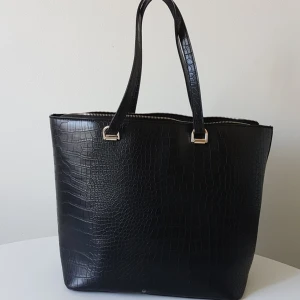 Väska - H&m croc tote bag