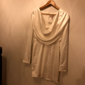 Klänning - En jättefin satin klänning men tyvärr är den för liten för mig🌸 Helt ny skick och även prislappen på🌸 Klänningen kommer till hälften av mina lår och är 157cm🌸