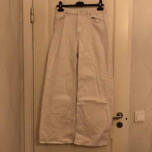 Jeans - Super fin jeans, är en blandning mellan bootcut och momjeans🌸 Lite sliten längre ner vid ena benet men inget som märks av🌸