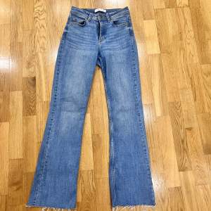 Jeans köpta från Nelly, de för små för mig därav säljer jag dom. Superfina jeans annars, storlek på bild två. De är klippta så det är mer som en L32