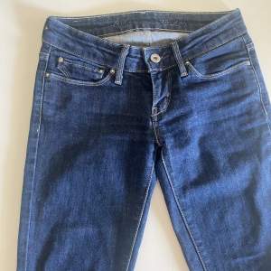 Säljer ett par lågmidjade jeans med rak ner till! Säljer på grund av ingen användning och för smål Gör budning då ja inte är säker på pris🤗 funkar på xxs/  xs kanske s (32,34) 