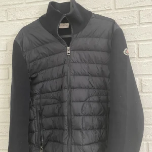 Moncler Cardigan  - Säljer min Moncler Cardigan i storlek S. Skicket är 9/10 och använd fåtal gånger. De är givetvis äkta och alla NFC tags finns och fungerar. Priset kan såklart diskuteras. Om de finns några frågor är de bara att fråga!