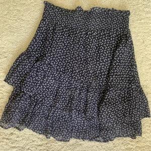 Volangkjol  - Säljer denna söta volangkjol från stories som även går att använda som en topp. Toppskick!