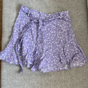Blommig kjol från Zara 🌸 Aldrig använd! Storlek S