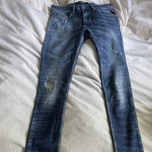 Säljer ett par as feta replay jeans i väldigt bra skick. 9/10. Storlek 31 passar typ 165-170 cm långa personer. Vid frågor eller funderingar är det bara att skriva