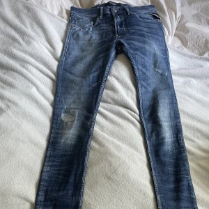 Replay jeans  - Säljer ett par as feta replay jeans i väldigt bra skick. 9/10. Storlek 31 passar typ 165-170 cm långa personer. Vid frågor eller funderingar är det bara att skriva
