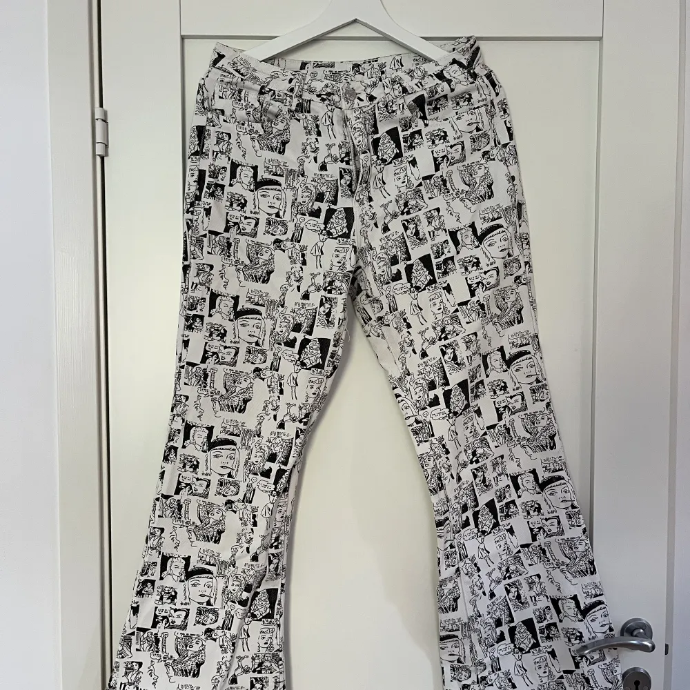 Köpta här på Plick och använda fåtalet gånger! Tidningstryck på i svart och vitt! . Jeans & Byxor.