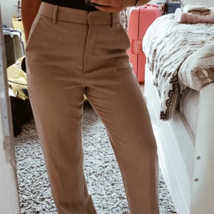 Kostymbyxor  - Tjockt och bra material, används inte då de är lite för långa för mig