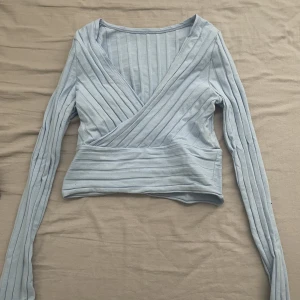 Topp - Ljusblå ribbad topp som knappt har använts