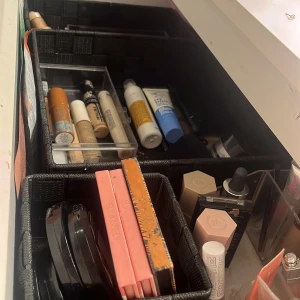 Assessorer  - Har även en massa assessorer som smink, hårband, smycken osv som jag inte använder längre så söker du något så skriv till mig så ska jag kolla om jag hittar nått!🫶🏻 