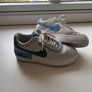 Nike Air Force 1 shadow - Säljer ett par Nike Air Force shadow storlek 39. 