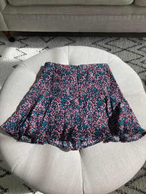 Somrig kjol - En superfin kjol som tyvärr är för liten för mig! Den är i storlek xxs men är som en 146🤍 den har även shorts i sig som inte syns när man har på sig kjolen. Då kan man även cykla med den utan att bekymra sig🤍