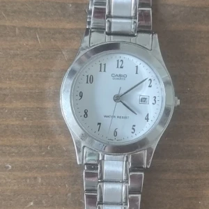 Fin casio klocka dam - Säljer min klocka, nya batterier behövs i klockan. Annars hel och intakt 