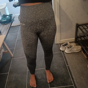 Träningstights, relode - Träningstights från Relode, modell "classic seamless". Säljs ej längre. Knappt använda så är i mycket fint skick!  Storlek S, skulle även passa en XS.  Nypris 600 kr, säljes för 75 kr + frakt