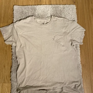 T-shirt från Urban Outfitters  - En tröja från Urban Outfitters av tjockare/lyxigare material. Tröjan är använd ett fåtal gånger och i väldigt bra skick storleken är S men tröjan är oversized så passar bättre som en M / L. Skriv om du undrar något. 