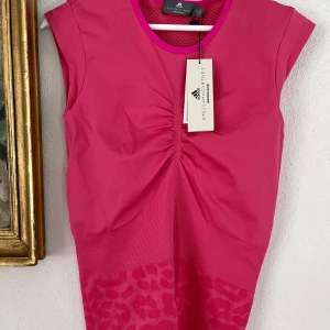 Stella McCartney Adidas top stl M - Stella McCartney Adidas top i stl M för Tennis, Padel, Träning.  Ny oanvänd med alla etiketter kvar