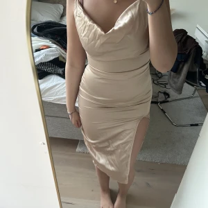 Klänning - Så snygg klänning från prettylittlething. Aldrig använd🙏🏼