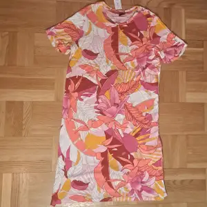 Somrig t-shirt-klänning i storlek M från Gina Tricot. Aldrig använd! 
