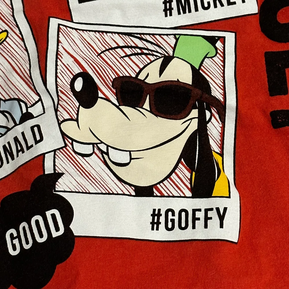 Röd topp med Disney tema<3 Har Musse, Pluto, Långben samt Kalle i fyra polaroid lik bilder, med text. Goofy (Långben) felstavat som Goffy :P Strl S men M kan använda   Använd men inga fel! 100% cotton. Toppar.