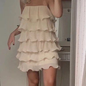 Klänning - Fin klänning från & Other Stories. Använd 1 gång så i nyskick. Storlek S men väldigt justerbar.  