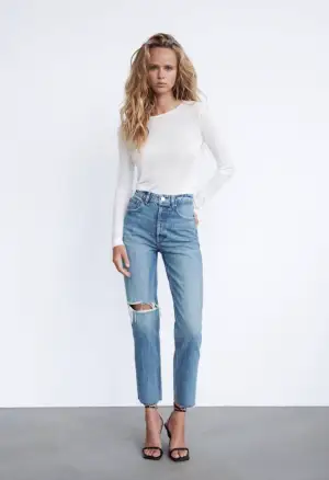 Jeans med hål från zara, säljer pga att de är för stora, de är oanvända