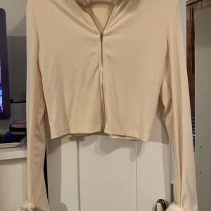 Topp med päls - En topp med pälskrage och päls armar, helt oanvänd. 