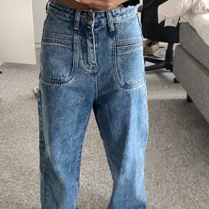 Wide leg jeans med fickor på framsidan, aldrig använt dom (riktigt bra skick), de är för långa för mig som är 1,58 men passar perfekt i midjan.
