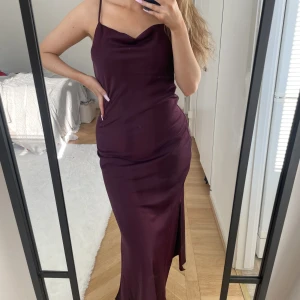 Klänning - Mattare silkesklänning i mörklila ton💜 Storlek S