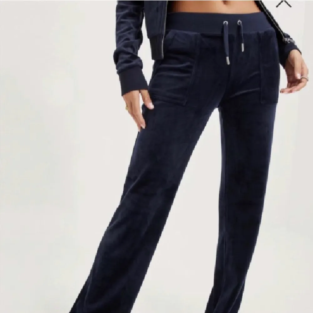 Säljer dessa juciy byxorna i färgen night sky i xs. Pris går att diskuteras vid snabb affär💘. Jeans & Byxor.
