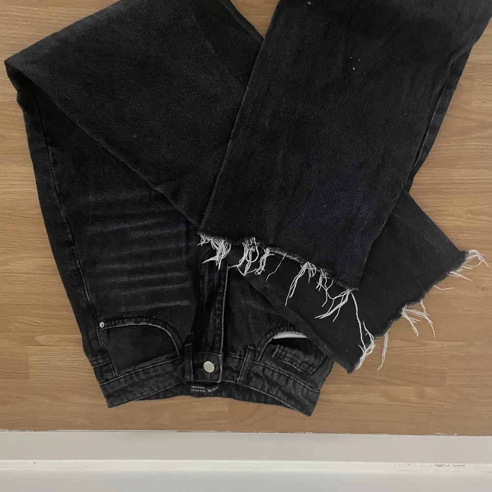 Svarta vida jeans från SHEIN men med bra kvalitet! Säljes pga försmå✨. Jeans & Byxor.
