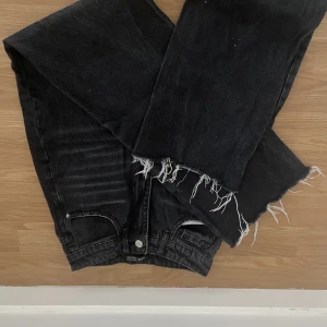 Svarta vida jeans  - Svarta vida jeans från SHEIN men med bra kvalitet! Säljes pga försmå✨
