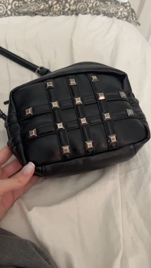 Zara vädjar med nitar❤️ - Säljer min zara väska med nitar på för den inte kommer till användning längre ❤️ använd men har inga effekter ❤️