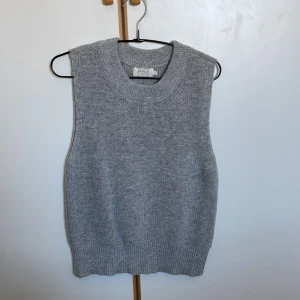 Stickad väst - Fin väst att ha över skjorta, aldrig använd. Märke Only. 