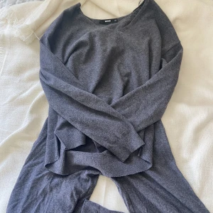 Stickat set - Stickat set från bikbok köpt för 800kr, använd men fortfarande i bra skick 🤍 säljs tillsammans för 250kr