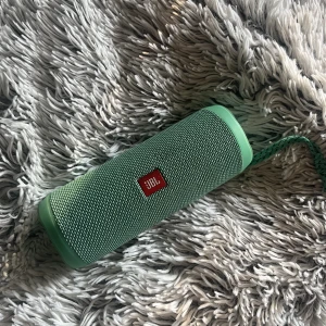 Högtalare  - Visste inte om de va rätt sida att sälja denna på, men vi provar! En JBL FLIP 4, som är i mycket bra skick och spelar precis som den ska! Laddaren till högtalaren tillkommer såklart.