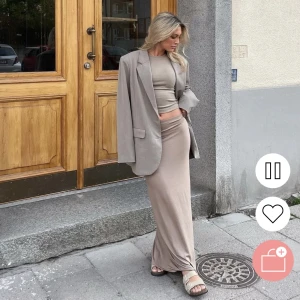 Lågmidjad långkjol - Jättefin trendig lågmidjad kjol som sitter perfekt i en beige färg