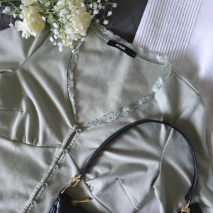 Söt topp - Supersöt topp!💕 Köpt secondhand, men aldrig använt själv. Färgen syns bäst på första bilden🍓