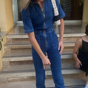 Jeans jumpsuit - Jättesnygg jeans jumpsuit från Mango i storlek XS. Inköpt våren 2022 och använd några fåtal gånger.