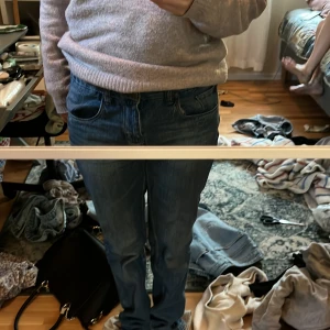 Låg midjade jeans - Låg midjade jeans köpta på stockholm stadsmissionen för 150. Super fina men har blivit alldeles för stora för mig. 