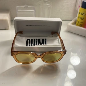 Chimi solglasögon  - Jättefina Chimi solglasögon som jag köpte förra året men inte kommit till användning då jag har likadana fast annan färg. Du får med box, påse och puts duk vid köp. Kontakta via köp eller intresse!!