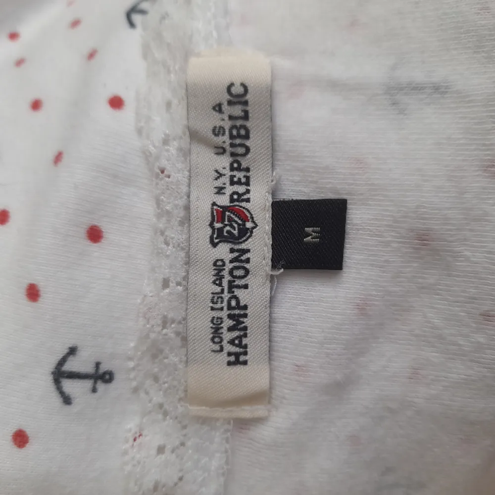 Gulligt vitt linne från Hampton Republic med blå-rött mönster. Är i storlek M men passar även S. Använd gärna prisförslag/köp nu funktionen. Toppar.
