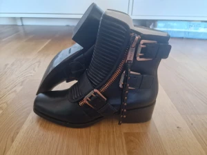 Nya skor  - Oanvända  Calvin Klein stl 38