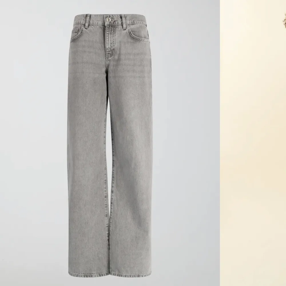 Oanvända low wide jeans feån Ginatricot . Jeans & Byxor.