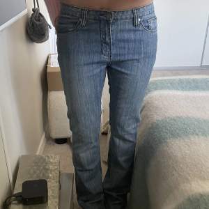 Supersnygga lågmidjade jeans i en fin blå färg. Långa på mig som är runt 170 och superfina i sommar ! 💗
